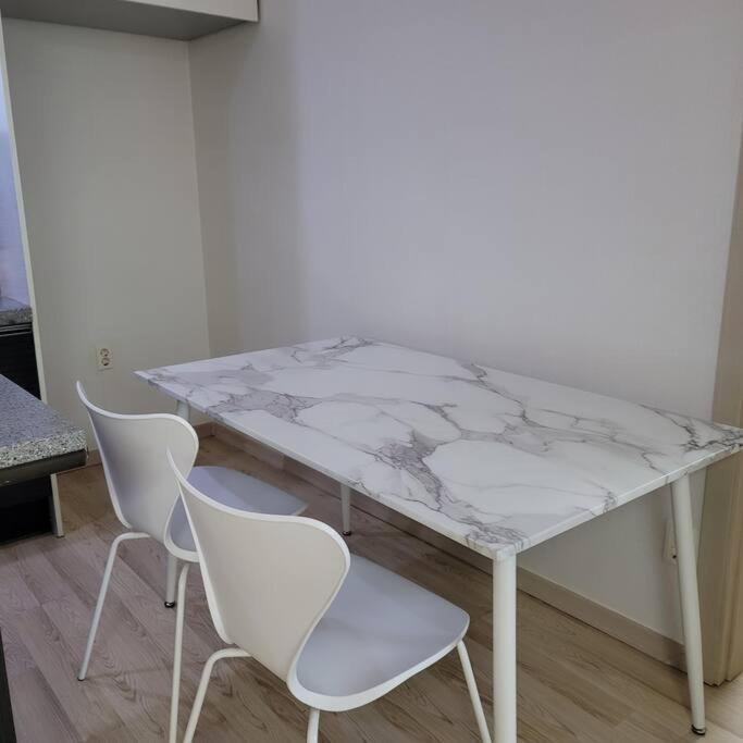Sungeuidong Happy For 10 Pax Apartment Incheon